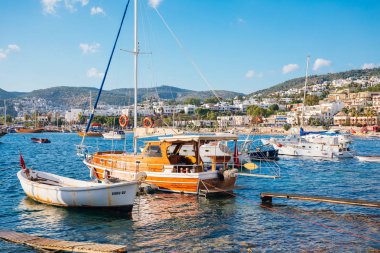Bodrum Marina manzarası, Türkiye'nin Bodrum şehir plajında yelkenli tekneler ve yatlar. Yatlar ile Ege Denizi kıyıları, Bodrum Marina manzarası, yelken 