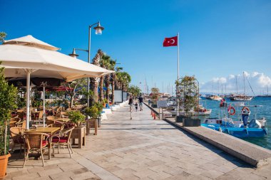 Bodrum Marina manzarası, Türkiye'nin Bodrum şehir plajında yelkenli tekneler ve yatlar. Yatlar ile Ege Denizi kıyıları, Bodrum Marina manzarası, yelken 