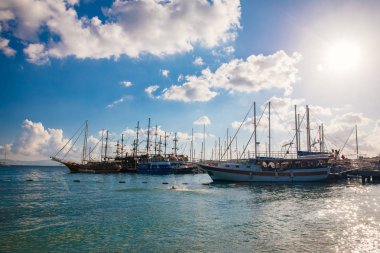 Bodrum Marina manzarası, Türkiye'nin Bodrum şehir plajında yelkenli tekneler ve yatlar. Yatlar ile Ege Denizi kıyıları, Bodrum Marina manzarası, yelken 