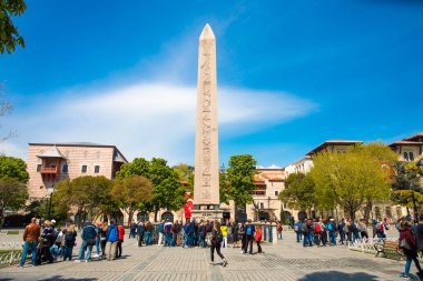 Theodosius'un (Dikilitas) Sultanahmet Meydanı'nda hiyeroglifleri olan dikilitaş. İstanbul'da Antik Mısır dikilitaş