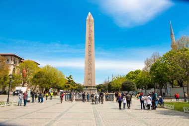 Theodosius'un (Dikilitas) Sultanahmet Meydanı'nda hiyeroglifleri olan dikilitaş. İstanbul'da Antik Mısır dikilitaş