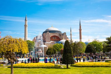 Ayasofya veya Ayasofya Müzesi, Türkiye'de Kilise veya Cami.