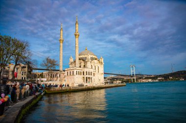 İstanbul'da Ortaköy Camii manzarası. Boğaz'da Tarihi Kule ve gün batımı.