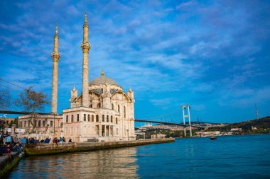 İstanbul'da Ortaköy Camii manzarası. Boğaz'da Tarihi Kule ve gün batımı.