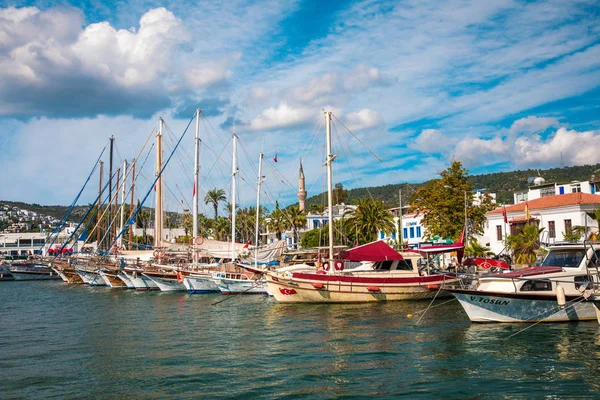 Bodrum Marina manzarası, Türkiye'nin Bodrum şehir plajında yelkenli tekneler ve yatlar. Yatlar ile Ege Denizi kıyıları, Bodrum Marina manzarası, yelken 