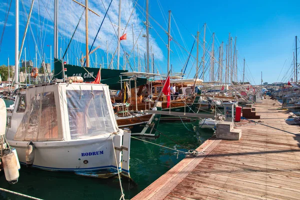 在土耳其博德鲁姆城市海滩 可欣赏博德鲁姆码头 帆船和游艇的美景 海岸和爱琴海海岸与游艇查看博德鲁姆码头 — 图库照片