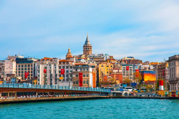 Galata Kulesi, İstanbul City of Turkey... Boğaz, martı ve teknelerle Türkiye'nin İstanbul Şehrinin Görünümü.