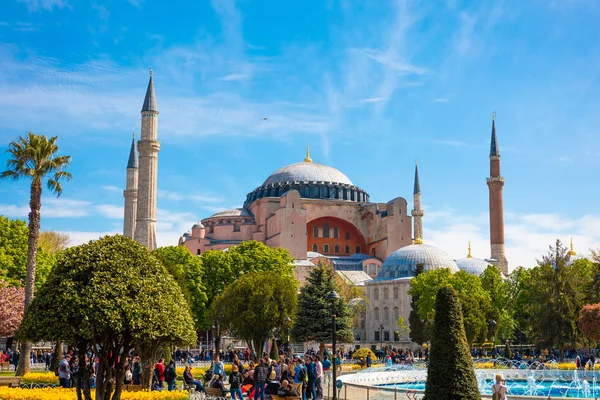 Ayasofya veya Ayasofya Müzesi, Türkiye'de Kilise veya Cami.