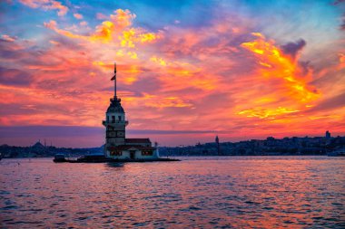 İstanbul'da Kız Kulesi manzarası. Tarihi Kız Kulesi ve Boğaz'da gün batımı.
