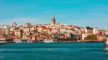İstanbul'un Türkiye'ye Bakışı. Tarihi Galata Kulesi ve Boğaz'da gün batımı.