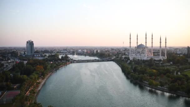 Adana aerial City scape. Sabanci Central Mosque in Adana with Seyhan River and Trees. — Stock Video