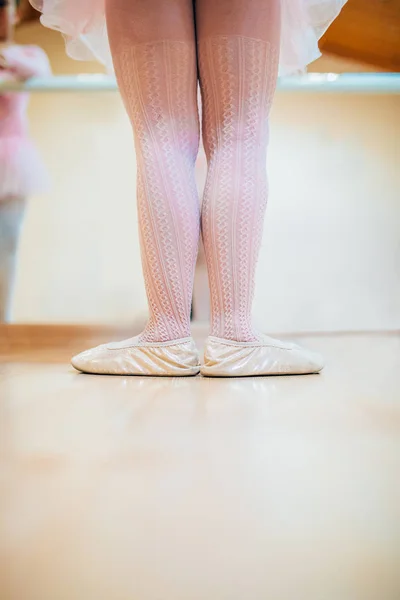 Jovem Dançarina Balé Aquecendo Frente Espelho Criança Bailarina Perna Pés — Fotografia de Stock