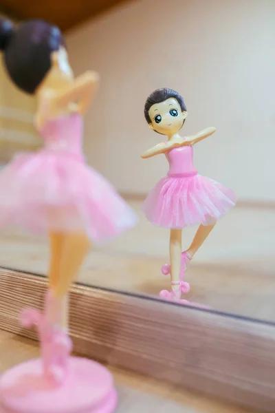 芭蕾舞演员在镜子前玩具 儿童芭蕾舞演员玩具的手在芭蕾位置 — 图库照片