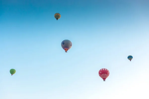 Kolorowe Balony Gorące Powietrze Latające Bajkowych Kominów Nevsehir Goreme Kapadocji — Zdjęcie stockowe