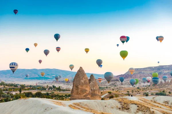 Nevşehir, Göreme, Kapadokya Türkiye'deki peri bacalarında uçan renkli sıcak hava balonları. Muhteşem Kapadokya Türkiye'de sıcak hava balonu uçuşu.