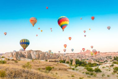 Nevşehir, Göreme, Kapadokya Türkiye'deki peri bacalarında uçan renkli sıcak hava balonları. Muhteşem Kapadokya Türkiye'de sıcak hava balonu uçuşu.