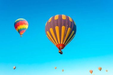 Nevşehir, Göreme, Kapadokya Türkiye'deki peri bacalarında uçan renkli sıcak hava balonları. Muhteşem Kapadokya Türkiye'de sıcak hava balonu uçuşu.