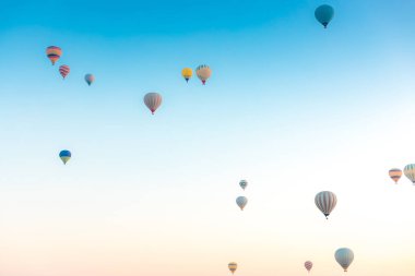 Nevşehir, Göreme, Kapadokya Türkiye'deki peri bacalarında uçan renkli sıcak hava balonları. Muhteşem Kapadokya Türkiye'de sıcak hava balonu uçuşu.