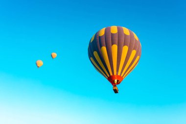 Nevşehir, Göreme, Kapadokya Türkiye'deki peri bacalarında uçan renkli sıcak hava balonları. Muhteşem Kapadokya Türkiye'de sıcak hava balonu uçuşu.