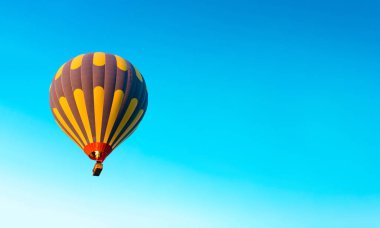 Nevşehir, Göreme, Kapadokya Türkiye'deki peri bacalarında uçan renkli sıcak hava balonları. Muhteşem Kapadokya Türkiye'de sıcak hava balonu uçuşu.