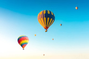Nevşehir, Göreme, Kapadokya Türkiye'deki peri bacalarında uçan renkli sıcak hava balonları. Muhteşem Kapadokya Türkiye'de sıcak hava balonu uçuşu.