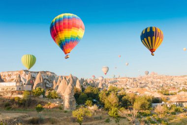 Nevşehir, Göreme, Kapadokya Türkiye'deki peri bacalarında uçan renkli sıcak hava balonları. Muhteşem Kapadokya Türkiye'de sıcak hava balonu uçuşu.
