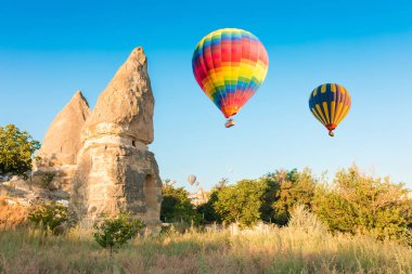 Nevşehir, Göreme, Kapadokya Türkiye'deki peri bacalarında uçan renkli sıcak hava balonları. Muhteşem Kapadokya Türkiye'de sıcak hava balonu uçuşu.