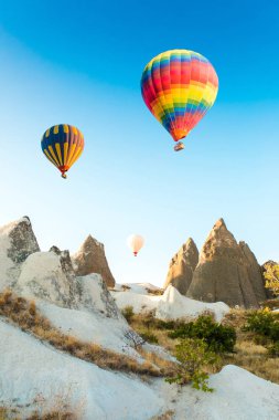 Nevşehir, Göreme, Kapadokya Türkiye'deki peri bacalarında uçan renkli sıcak hava balonları. Muhteşem Kapadokya Türkiye'de sıcak hava balonu uçuşu.