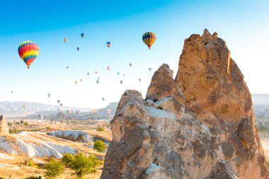 Nevşehir, Göreme, Kapadokya Türkiye'deki peri bacalarında uçan renkli sıcak hava balonları. Muhteşem Kapadokya Türkiye'de sıcak hava balonu uçuşu.