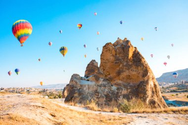 Nevşehir, Göreme, Kapadokya Türkiye'deki peri bacalarında uçan renkli sıcak hava balonları. Muhteşem Kapadokya Türkiye'de sıcak hava balonu uçuşu.