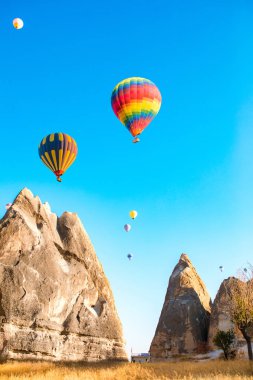 Nevşehir, Göreme, Kapadokya Türkiye'deki peri bacalarında uçan renkli sıcak hava balonları. Muhteşem Kapadokya Türkiye'de sıcak hava balonu uçuşu.