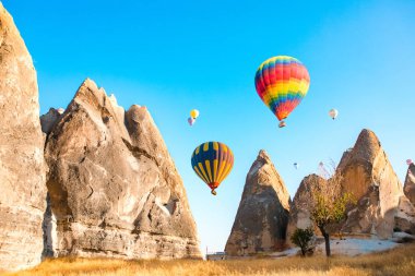 Nevşehir, Göreme, Kapadokya Türkiye'deki peri bacalarında uçan renkli sıcak hava balonları. Muhteşem Kapadokya Türkiye'de sıcak hava balonu uçuşu.