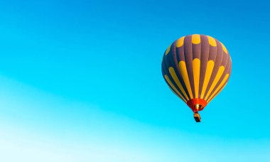 Nevşehir, Göreme, Kapadokya Türkiye'deki peri bacalarında uçan renkli sıcak hava balonları. Muhteşem Kapadokya Türkiye'de sıcak hava balonu uçuşu.