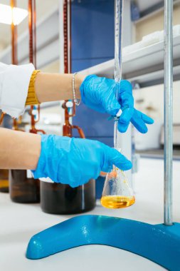 Koruyucu eldivenkadın veya kadın elleri elinde test tüpü tutun kimya deney testi ve modern kimya laboratuvarında araştırma üretir. 