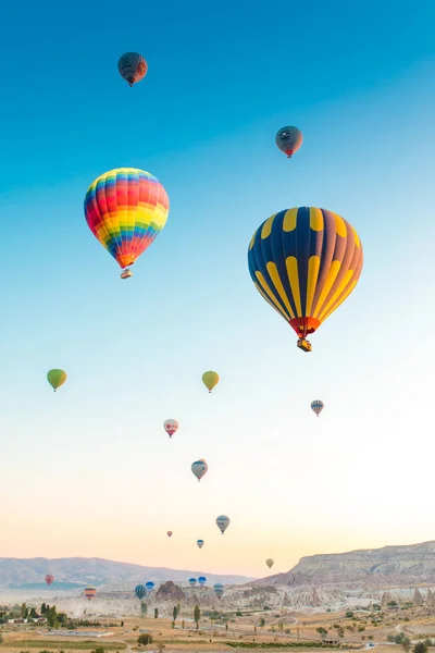 Coloridos Globos Aire Caliente Volando Sobre Las Chimeneas Hadas Nevsehir — Foto de Stock