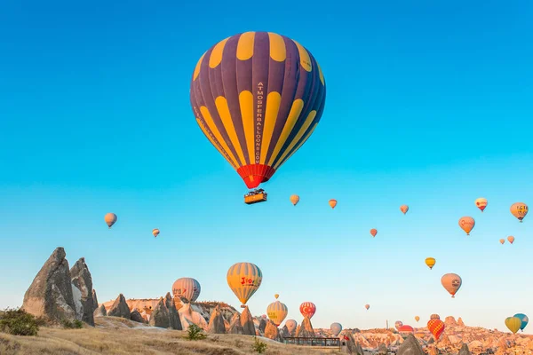 Kolorowe Balony Gorące Powietrze Latające Bajkowych Kominów Nevsehir Goreme Kapadocji — Zdjęcie stockowe