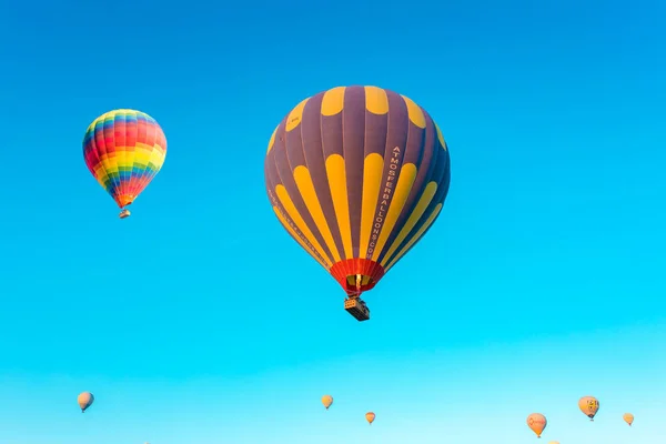 Farbenfrohe Heißluftballons Die Über Feenschornsteine Newsehir Goreme Kappadokien Truthahn Fliegen — Stockfoto