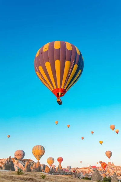 Colorful Hot Air Balloons Flying Fairy Chimneys Nevsehir Goreme Cappadocia — Stock Photo, Image
