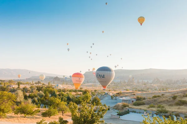 Farbenfrohe Heißluftballons Die Über Feenschornsteine Newsehir Goreme Kappadokien Truthahn Fliegen — Stockfoto