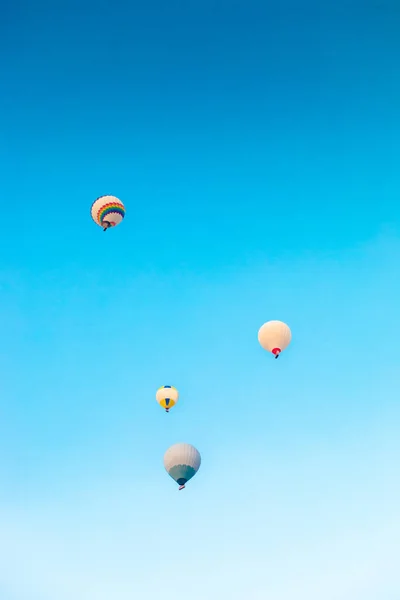 Farbenfrohe Heißluftballons Die Über Feenschornsteine Newsehir Goreme Kappadokien Truthahn Fliegen — Stockfoto