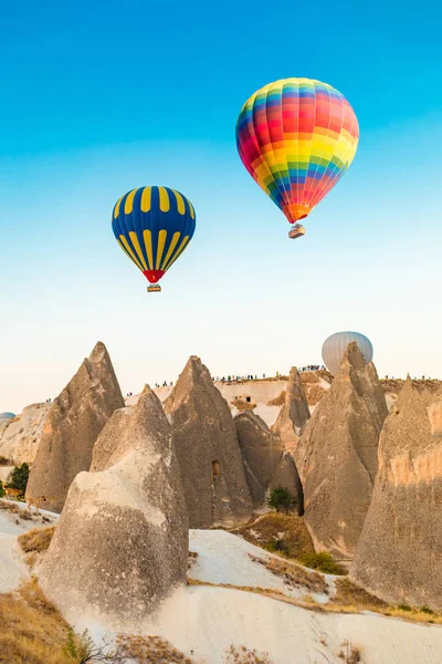 Kleurrijke Hete Lucht Ballonnen Vliegen Sprookjesachtige Schoorstenen Nevsehir Göreme Cappadocië — Stockfoto