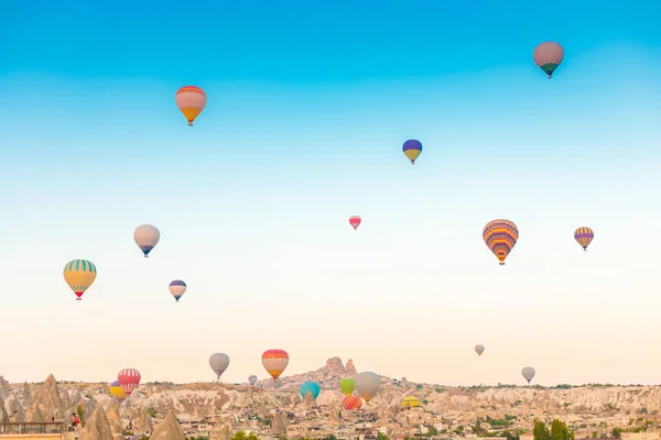 Kolorowe Balony Gorące Powietrze Latające Bajkowych Kominów Nevsehir Goreme Kapadocji — Zdjęcie stockowe