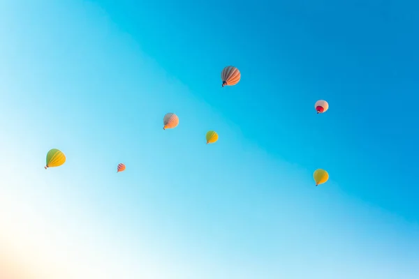 Kleurrijke Hete Lucht Ballonnen Vliegen Sprookjesachtige Schoorstenen Nevsehir Göreme Cappadocië — Stockfoto