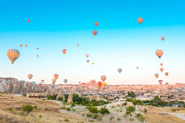 Nevşehir, Göreme, Kapadokya Türkiye'deki peri bacalarında uçan renkli sıcak hava balonları. Muhteşem Kapadokya Türkiye'de sıcak hava balonu uçuşu.