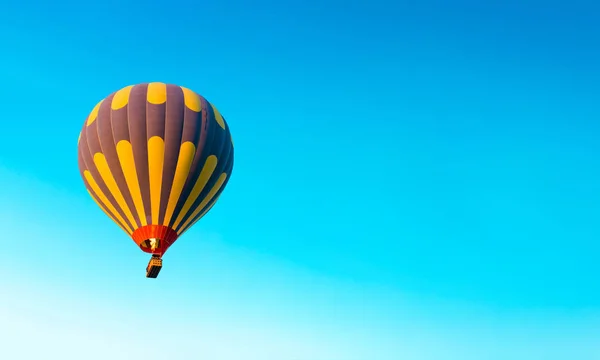 Farbenfrohe Heißluftballons Die Über Feenschornsteine Newsehir Goreme Kappadokien Truthahn Fliegen — Stockfoto