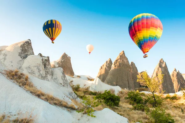 Farbenfrohe Heißluftballons Die Über Feenschornsteine Newsehir Goreme Kappadokien Truthahn Fliegen — Stockfoto