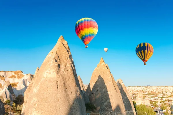 Farbenfrohe Heißluftballons Die Über Feenschornsteine Newsehir Goreme Kappadokien Truthahn Fliegen — Stockfoto