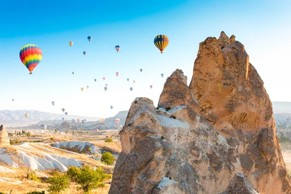 Kolorowe Balony Gorące Powietrze Latające Bajkowych Kominów Nevsehir Goreme Kapadocji — Zdjęcie stockowe