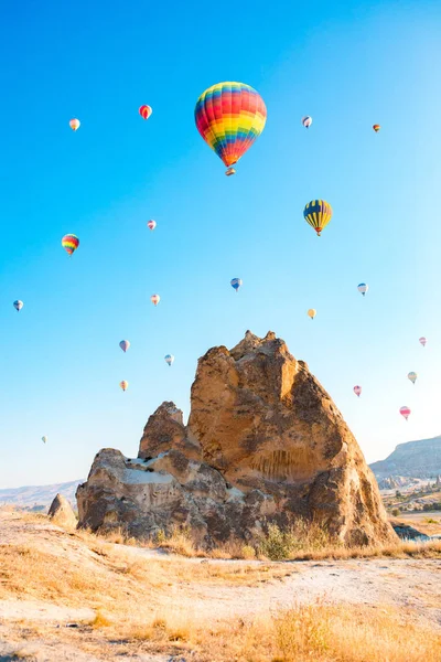 Farbenfrohe Heißluftballons Die Über Feenschornsteine Newsehir Goreme Kappadokien Truthahn Fliegen — Stockfoto