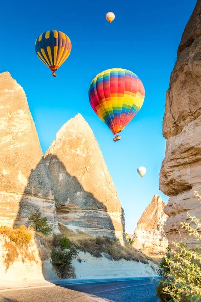 Farbenfrohe Heißluftballons Die Über Feenschornsteine Newsehir Goreme Kappadokien Truthahn Fliegen — Stockfoto